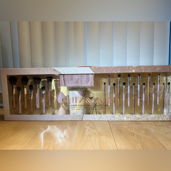Accessories - Glitz and Glam 26pc Makeup Accessory kit